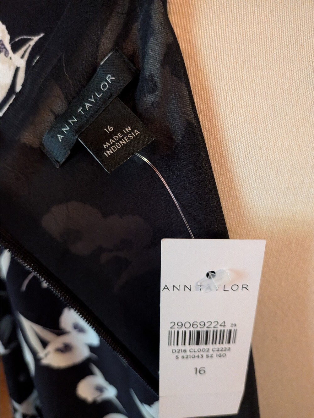 Ann Taylor Black And White Floral Shift Dress With Ruffled Slweves Size 16 NWT - Picture 8 of 9